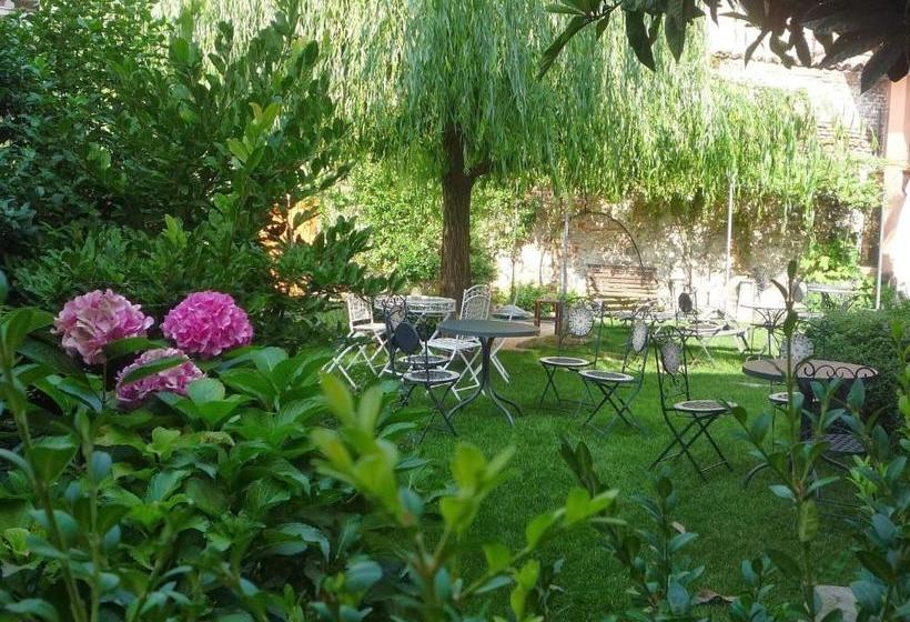 بنسيون Lori S Inn