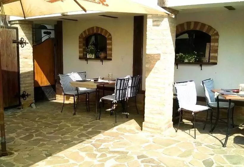 پانسیون Penzion A Restauracia Toldi