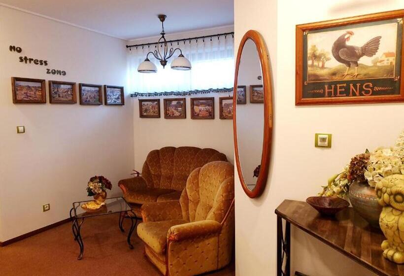 بنسيون Penzion A Restauracia Toldi