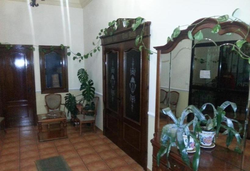 פנסיון Hostal Las Tres Jotas