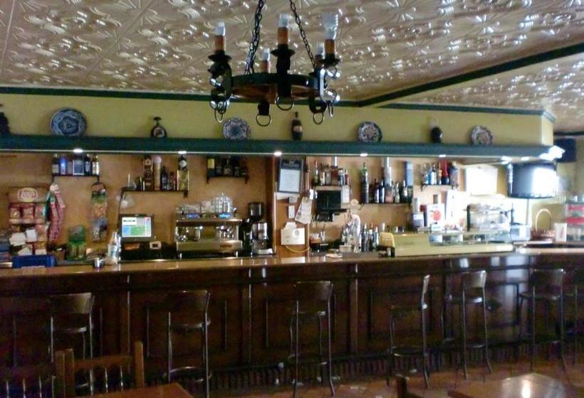 פנסיון Hostal Las Tres Jotas