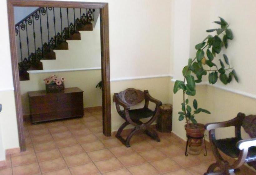 פנסיון Hostal Las Tres Jotas