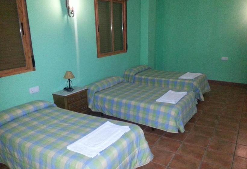 פנסיון Hostal Las Tres Jotas