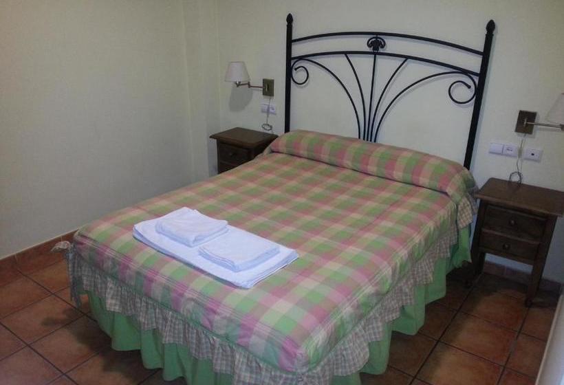 פנסיון Hostal Las Tres Jotas