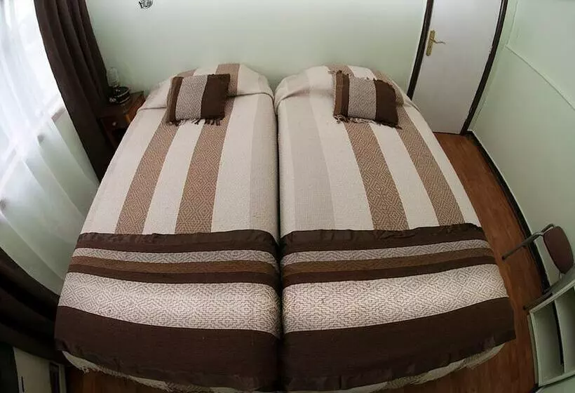 ユースホステル Hostal Victoria