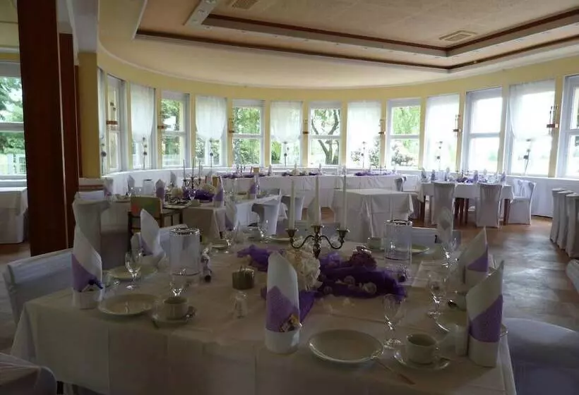 ユースホステル Waldhaus Colditz Garni