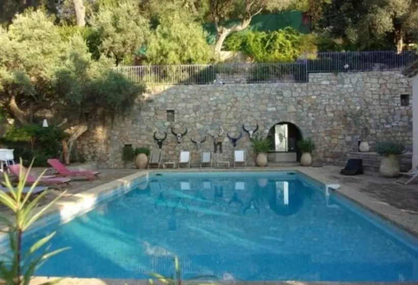 Majatalo Castel Pierre Lisse