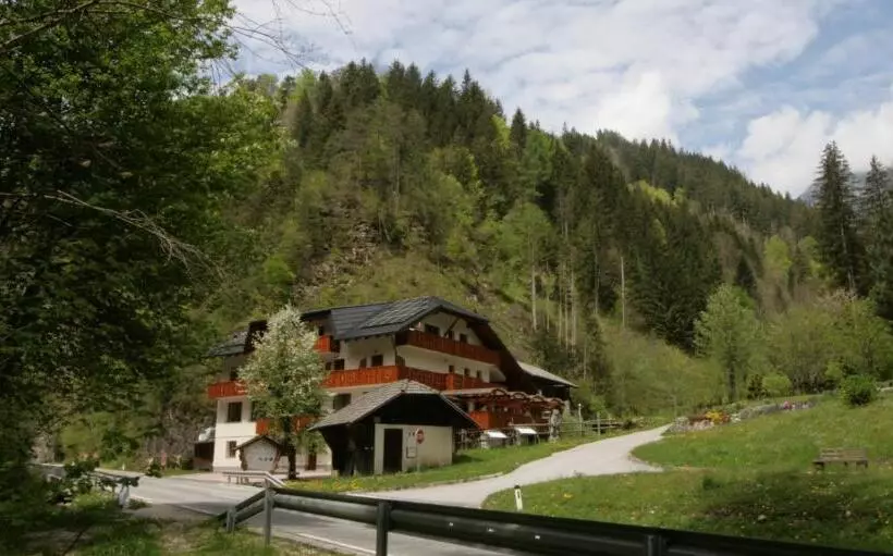 هاستل Guest House And Museum Firšt