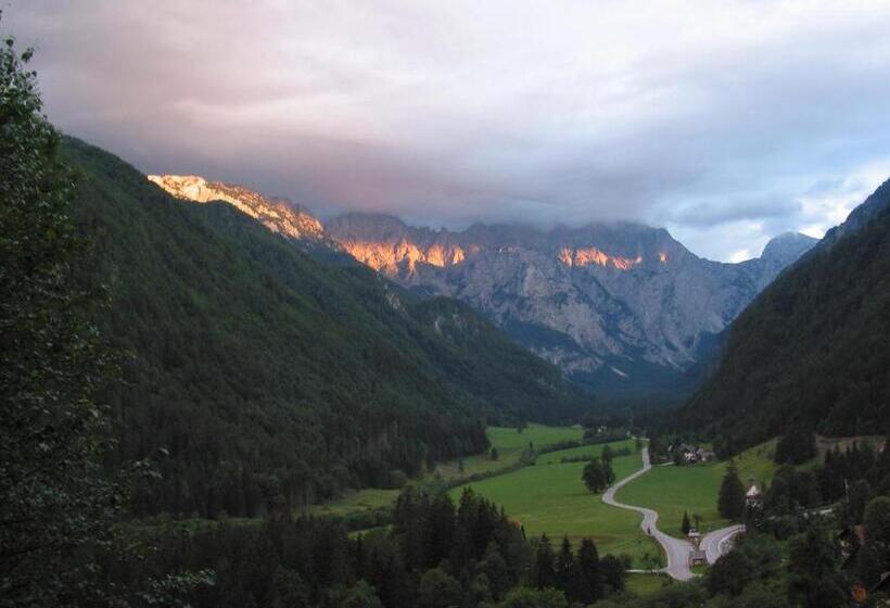 هاستل Guest House And Museum Firšt