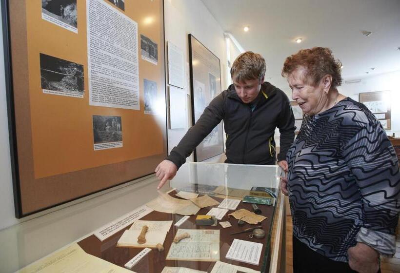 هاستل Guest House And Museum Firšt