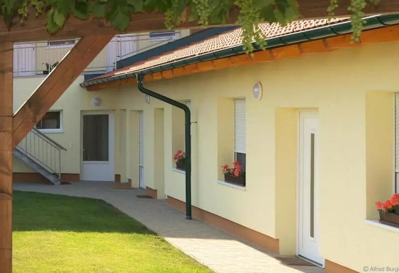 ペンション Gästehaus Lackenblick
