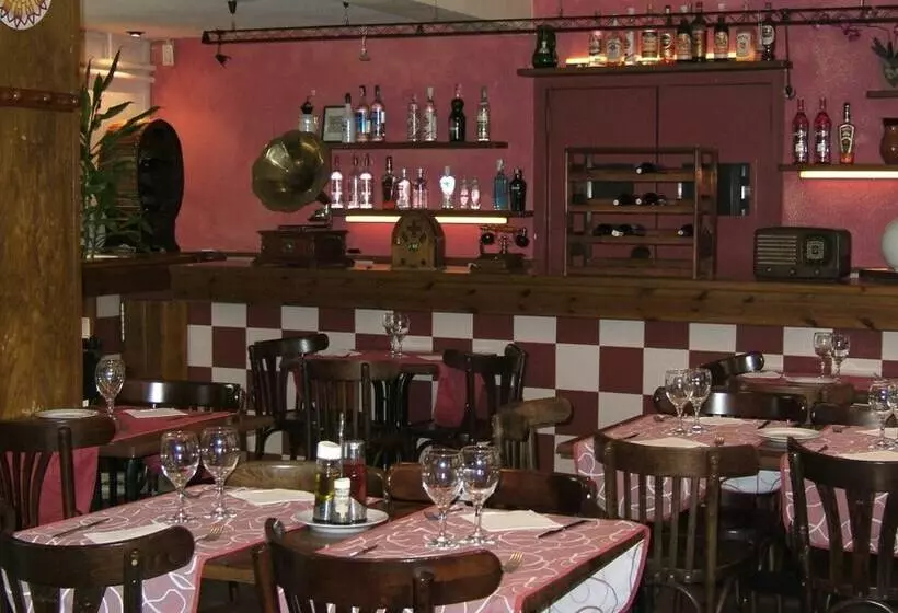 ペンション Hostal L'esquella