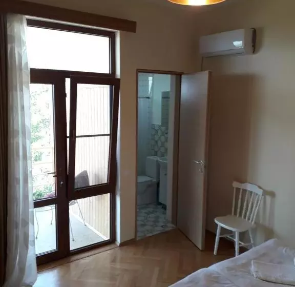 پانسیون Omsi House