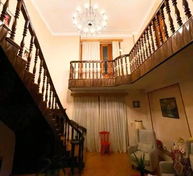 پانسیون Omsi House