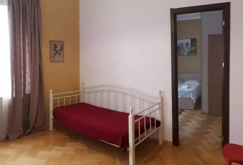پانسیون Omsi House