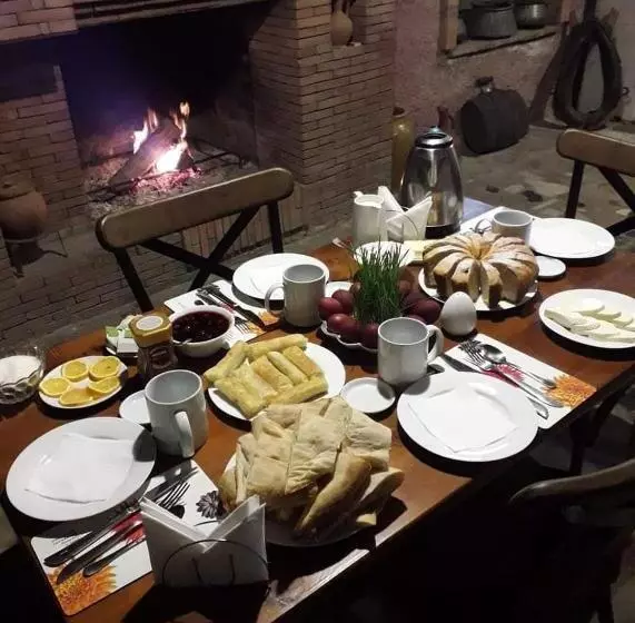 پانسیون Omsi House