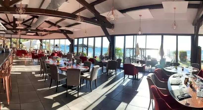 Hotelli Hôtel Restaurant Le Royal Provence