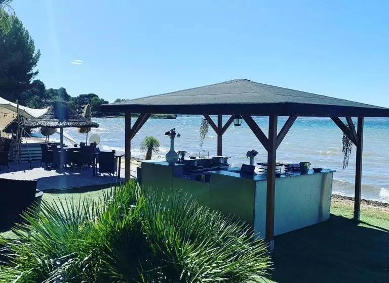 Hotelli Hôtel Restaurant Le Royal Provence