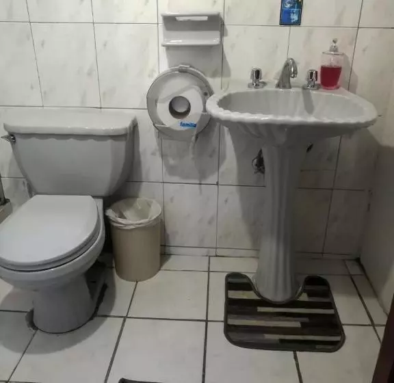 ペンション La Estación Hostal