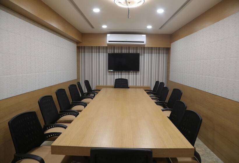 בית מלון כפרי Aditya Residency