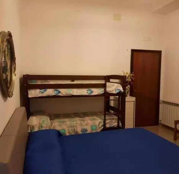تختخواب و صبحانه Castello Del Nonno
