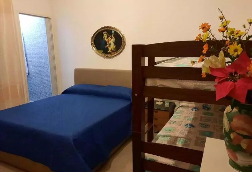 تختخواب و صبحانه Castello Del Nonno