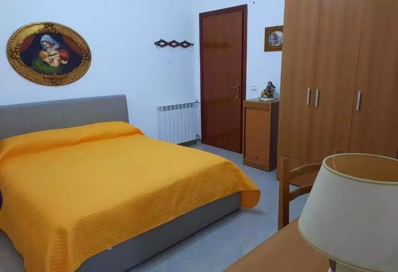 تختخواب و صبحانه Castello Del Nonno