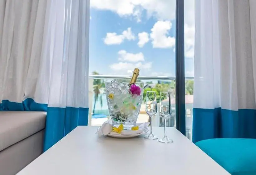 Azur Paradise Hotel & Rooftop Bar