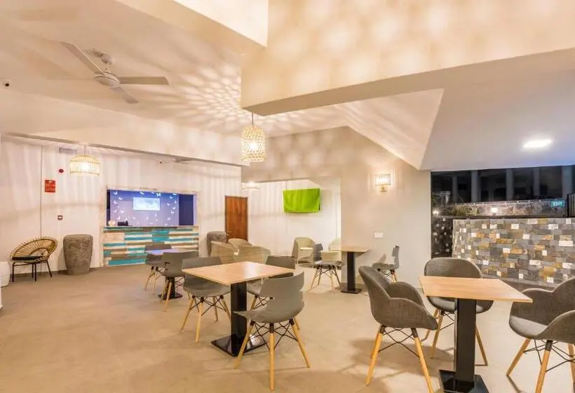 Azur Paradise Hotel & Rooftop Bar
