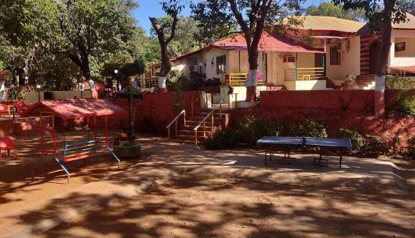 בית מלון כפרי Redwood Resort Matheran