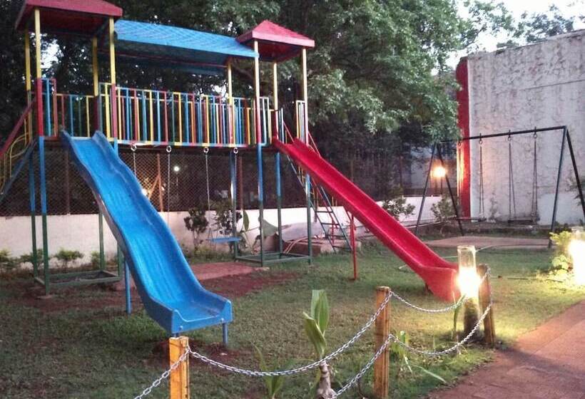 בית מלון כפרי Redwood Resort Matheran