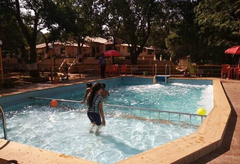 בית מלון כפרי Redwood Resort Matheran