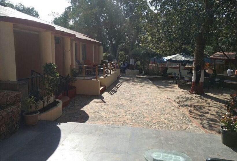 בית מלון כפרי Redwood Resort Matheran