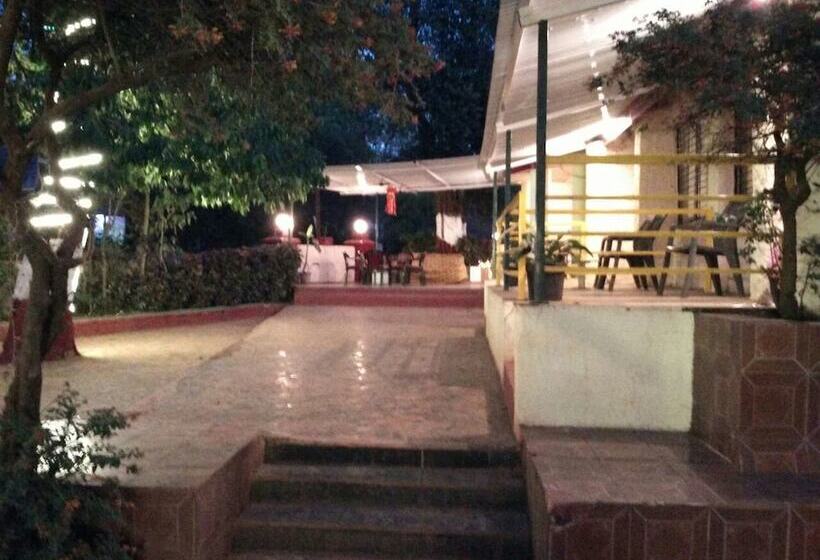בית מלון כפרי Redwood Resort Matheran