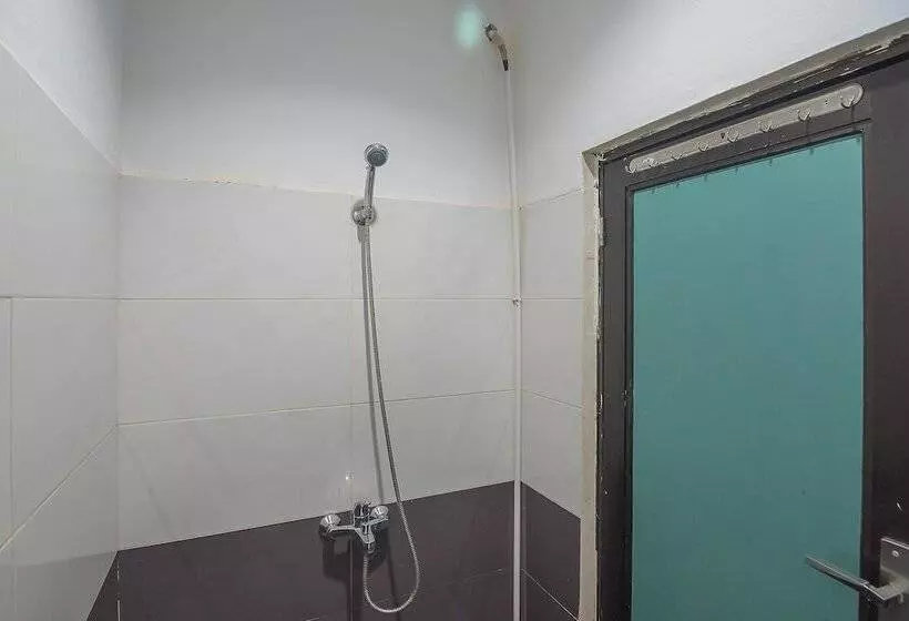 ペンション Reddoorz Near Rsud Embung Fatimah Batam