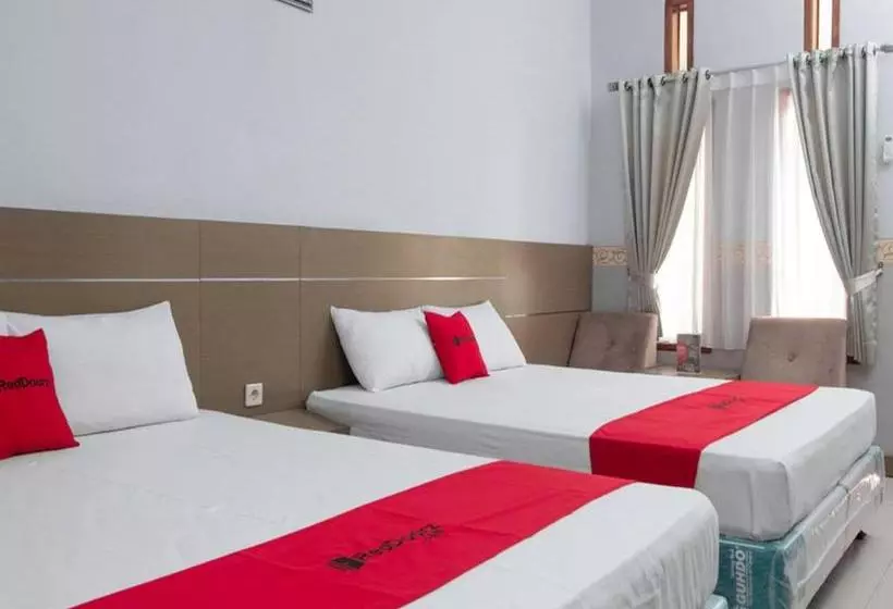 Hotelli Reddoorz Near Goa Panggung