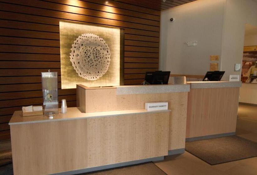 בית מלון כפרי Fairfield Inn & Suites Winona