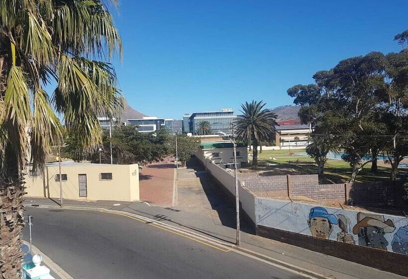 住宿加早餐  The Mountains