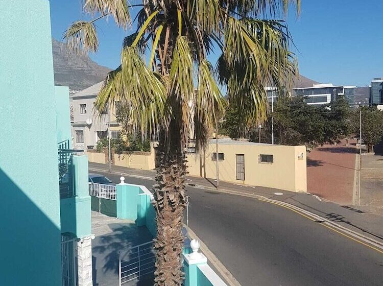 住宿加早餐  The Mountains