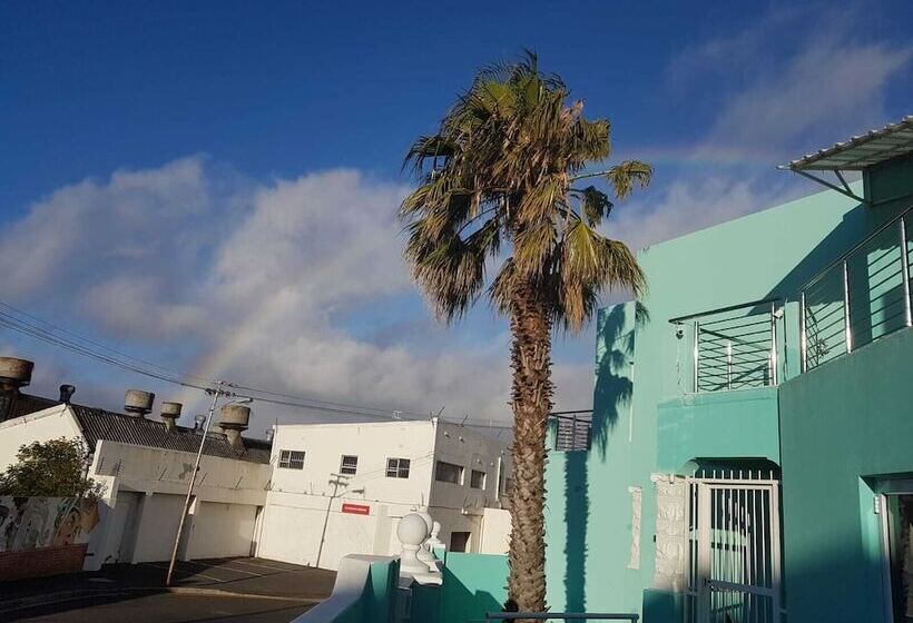 住宿加早餐  The Mountains