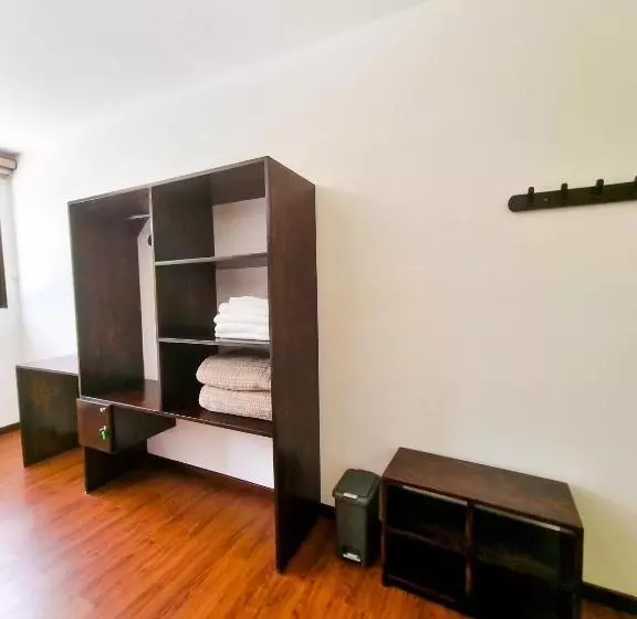 هاستل Burbi Lake Lodge Monteverde