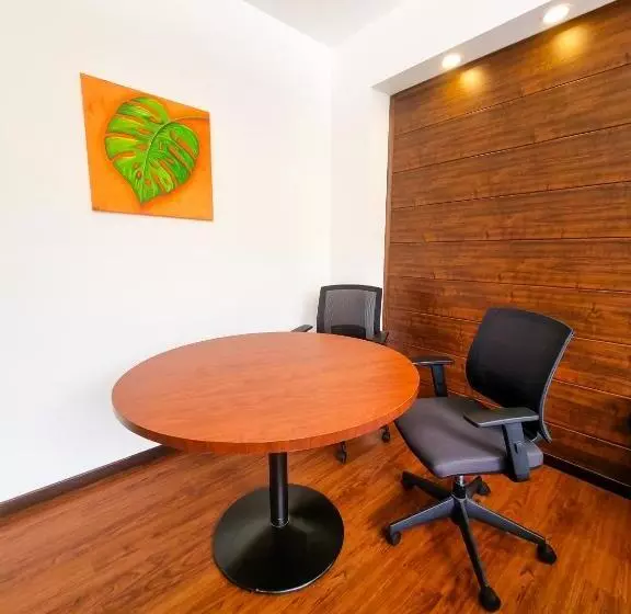 هاستل Burbi Lake Lodge Monteverde