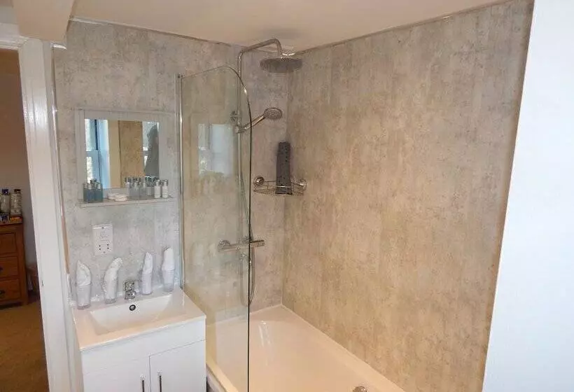 Hostel The Saxon Inn