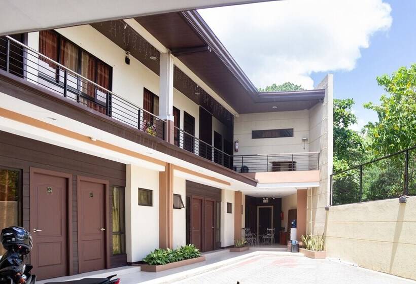 בית מלון כפרי Oyo 153 Monclaire Suites