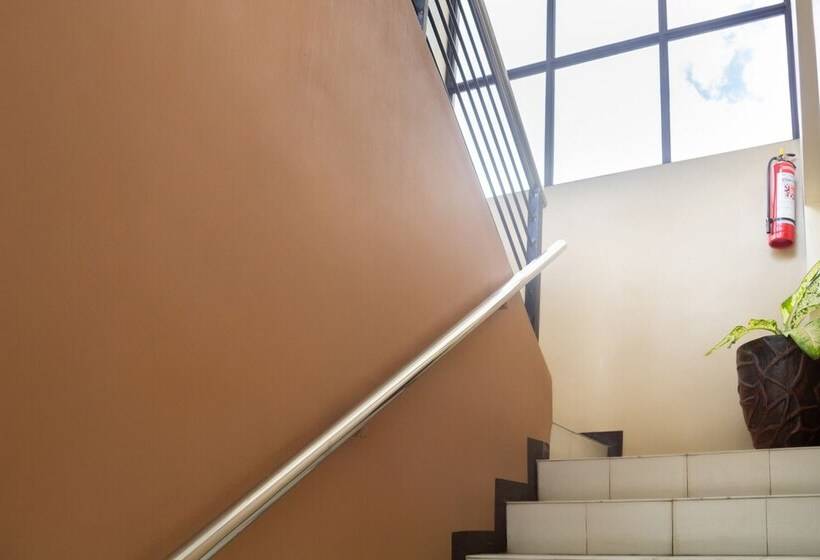 בית מלון כפרי Oyo 153 Monclaire Suites