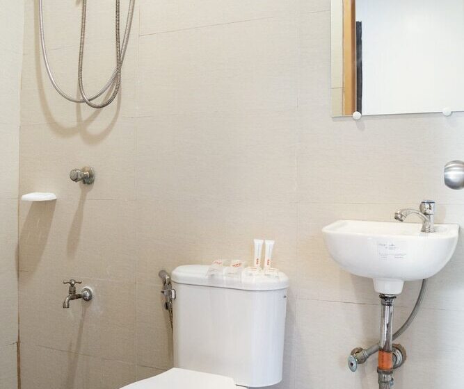 בית מלון כפרי Oyo 153 Monclaire Suites