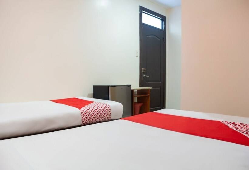 בית מלון כפרי Oyo 153 Monclaire Suites