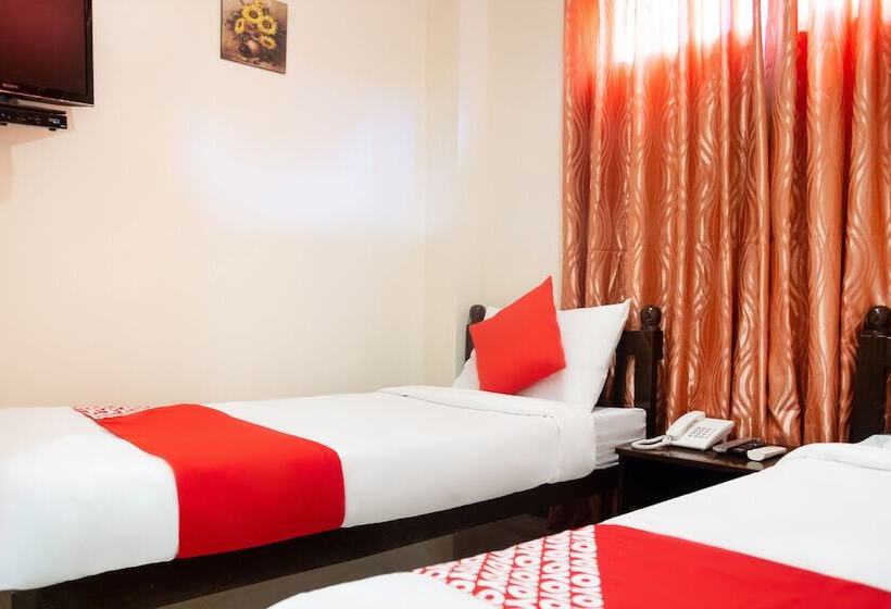 בית מלון כפרי Oyo 153 Monclaire Suites