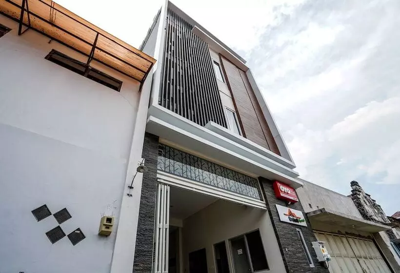 ホテル Oyo 614 Graha 8 Syariah