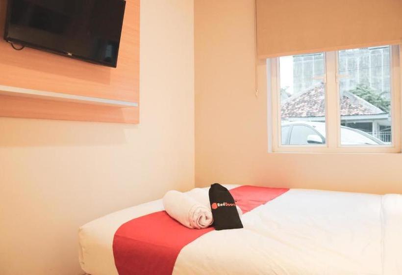 بنسيون Reddoorz Plus Syariah Near Manggarai Station 3